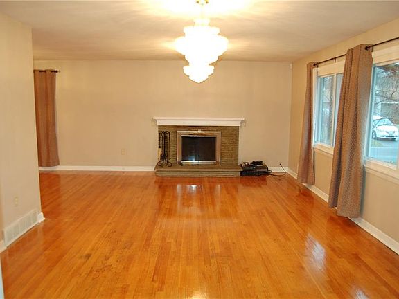 3rd image of 305 Windsor Dr