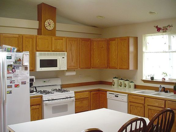 3rd image of 6112 81st Pl NE