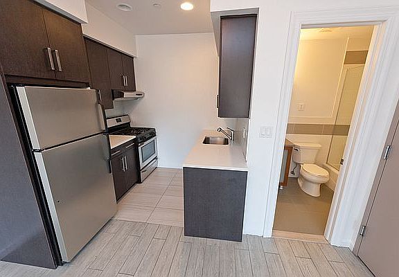 3rd image of 2757 Crescent St APT 2A