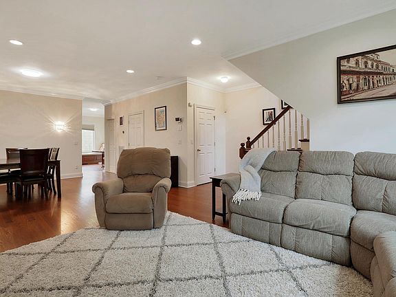3rd image of 106-6 Morris Ave Unit 6