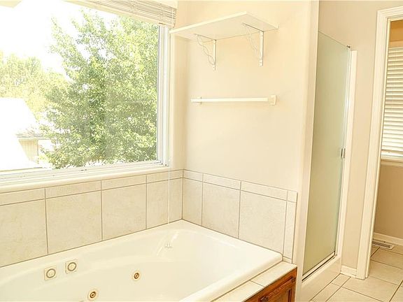 5th image of 603 SE Williamsburg Dr