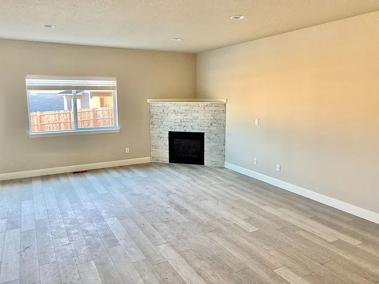 115- 4756 & 4758 Zenith — Photo 9