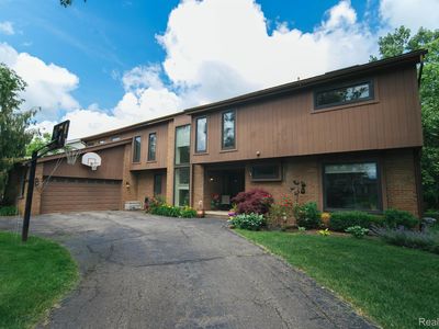 4242 Strathdale Ln, West Bloomfield, MI, 48323