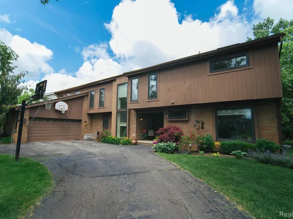 4242 Strathdale Ln, West Bloomfield, MI 48323