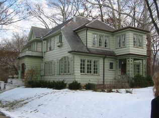 8 Springhouse Rd, Oakwood, OH 45409