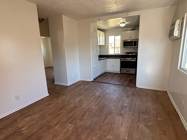 1513 W 28th St #7 — Photo 7