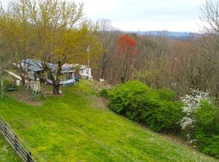 1025 Racetrack Rd, Irvine, KY 40336