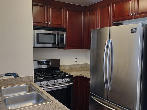 3rd image of 5500 Owensmouth Ave APT 108