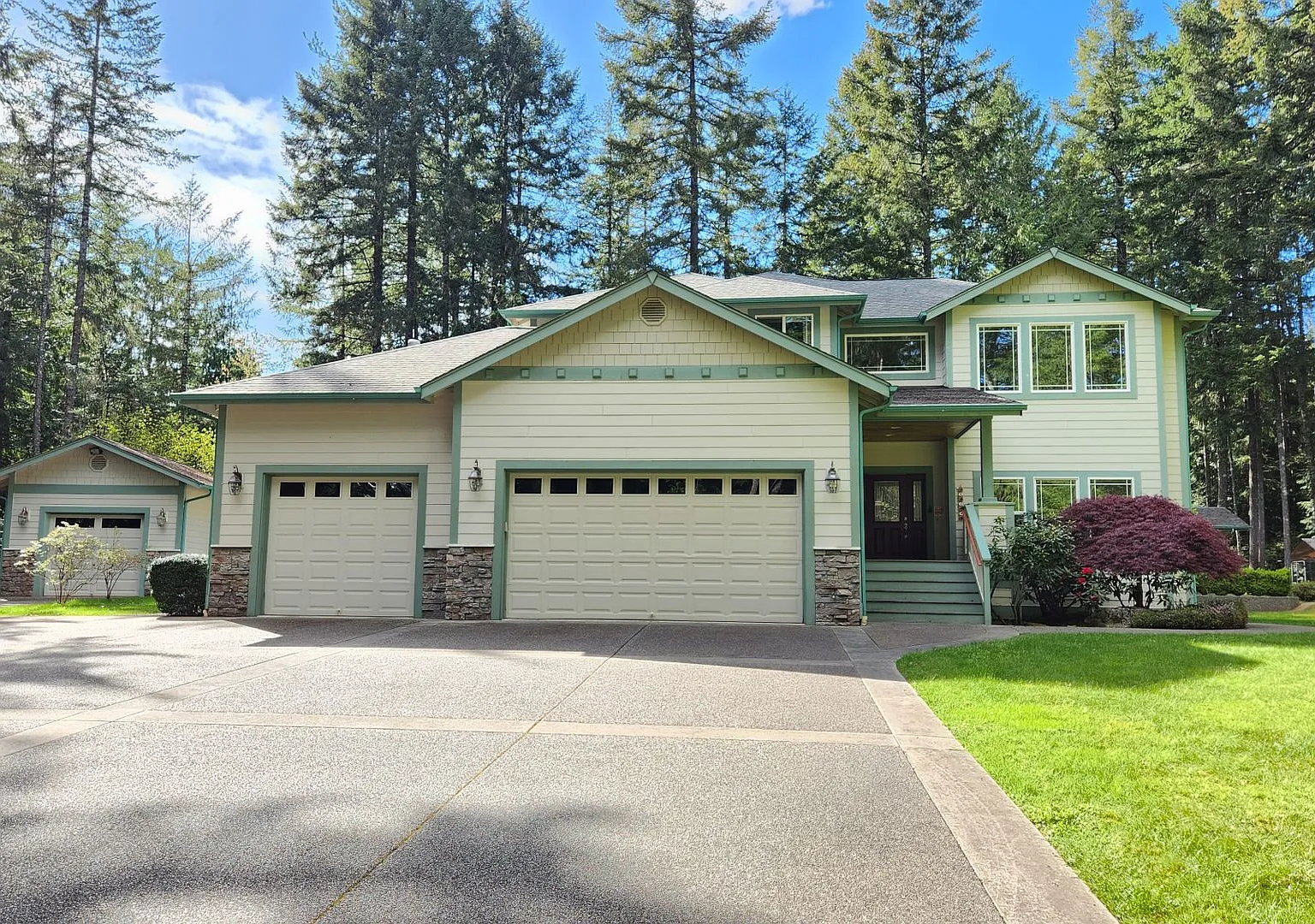 Custom Home Secluded on over 2.5 acres. — Photo 1