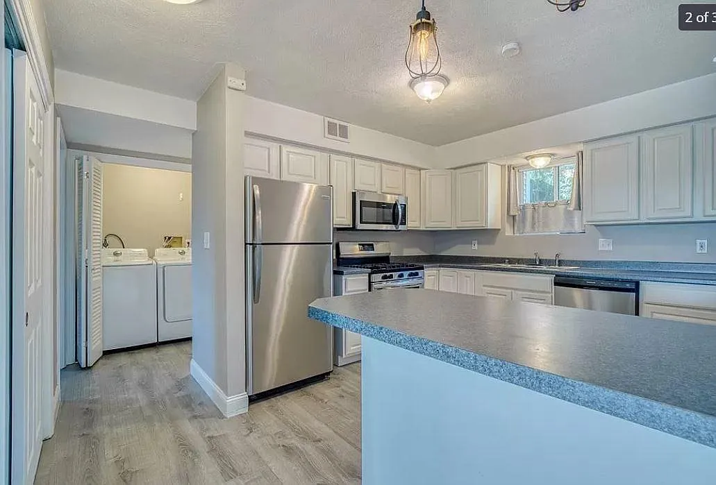 2 bed, 1078 sqft, $2,625 — Photo 3