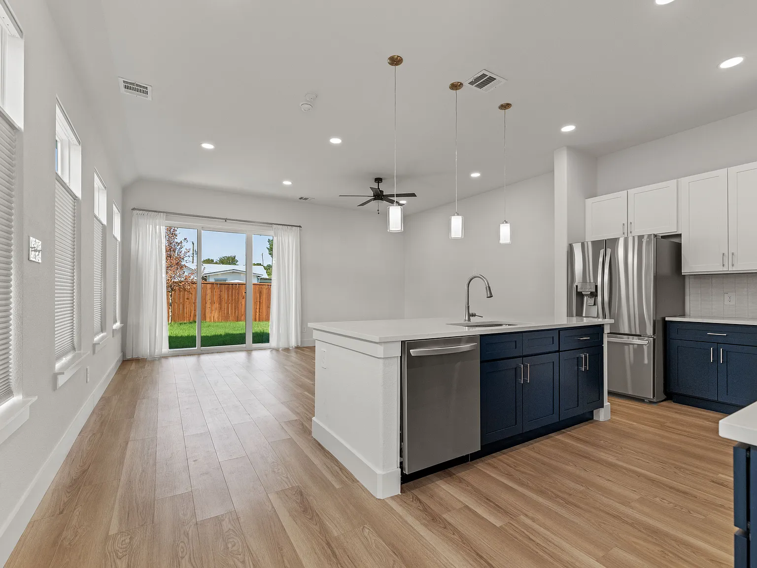 3 bed, 2.5 bath, 2038 sqft, $3,595 — Photo 3