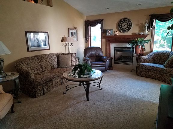 Lliving room w/gas fireplace