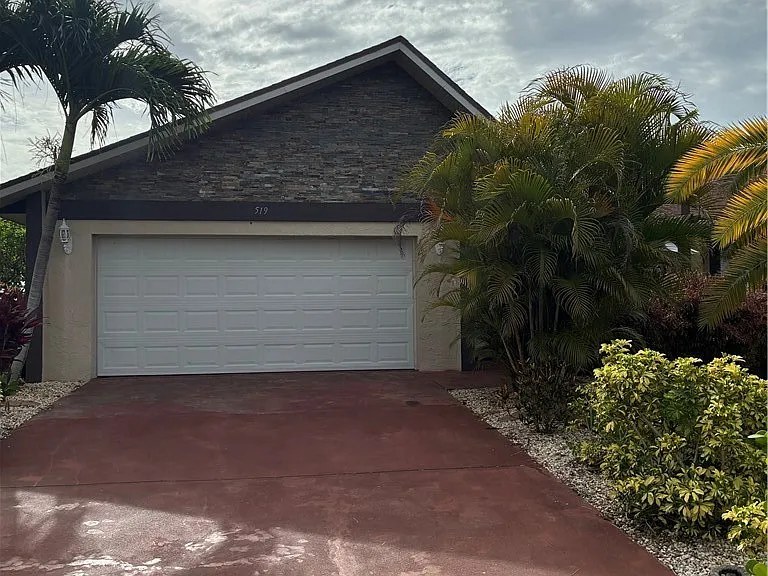 519 SE 20th Ct — Photo 1