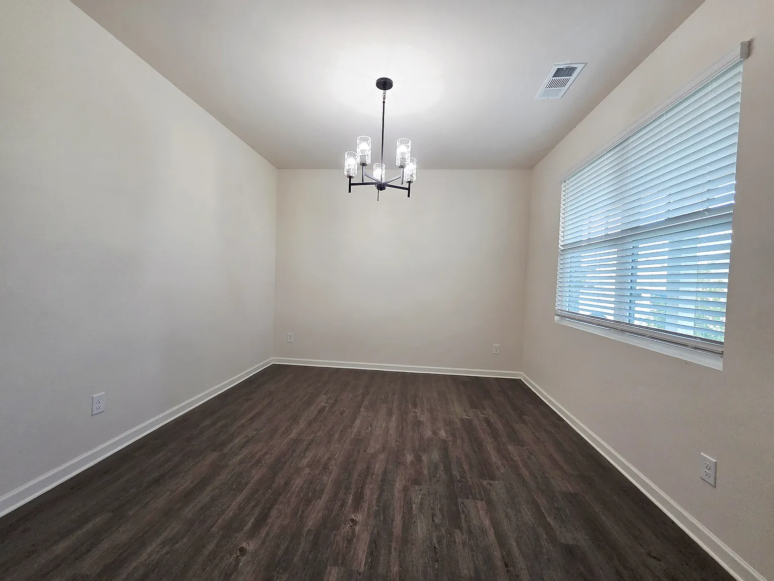5 bed, 2449 sqft, $2,400 — Photo 2