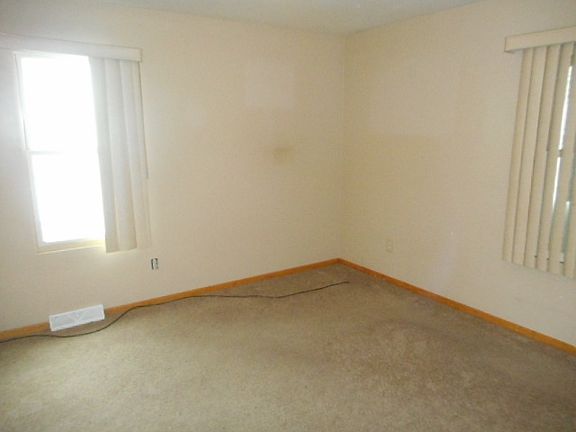 5th image of 2629 Commercial Ave