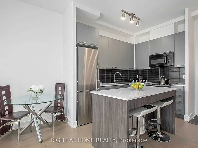 9471 Yonge St #316 — Photo 3