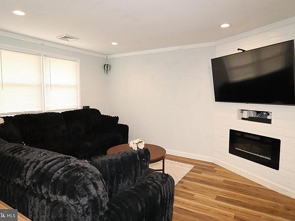 2nd image of 30 Lindy Ln