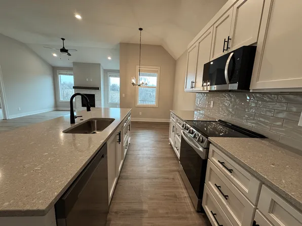 1420 SW Winthrop Ter, Lees Summit, MO