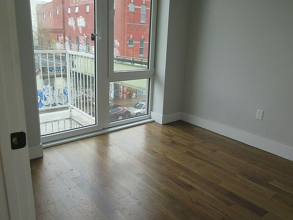 3rd image of 916 Bergen St #2R