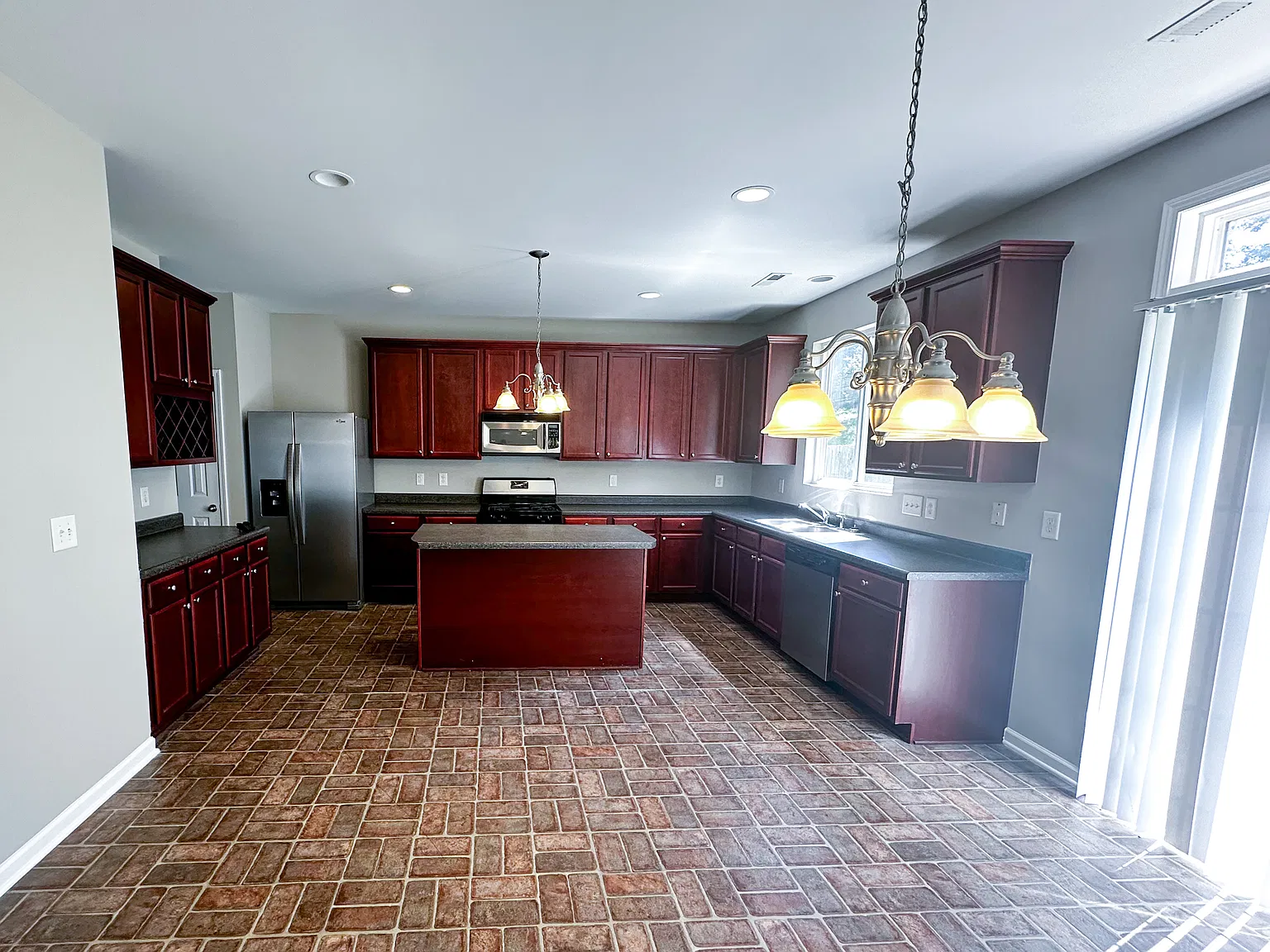 3 bed, 2.5 bath, 2100 sqft, $2,100 — Photo 3