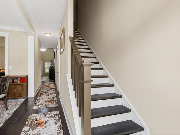 5th image of 800 Stonebriar St