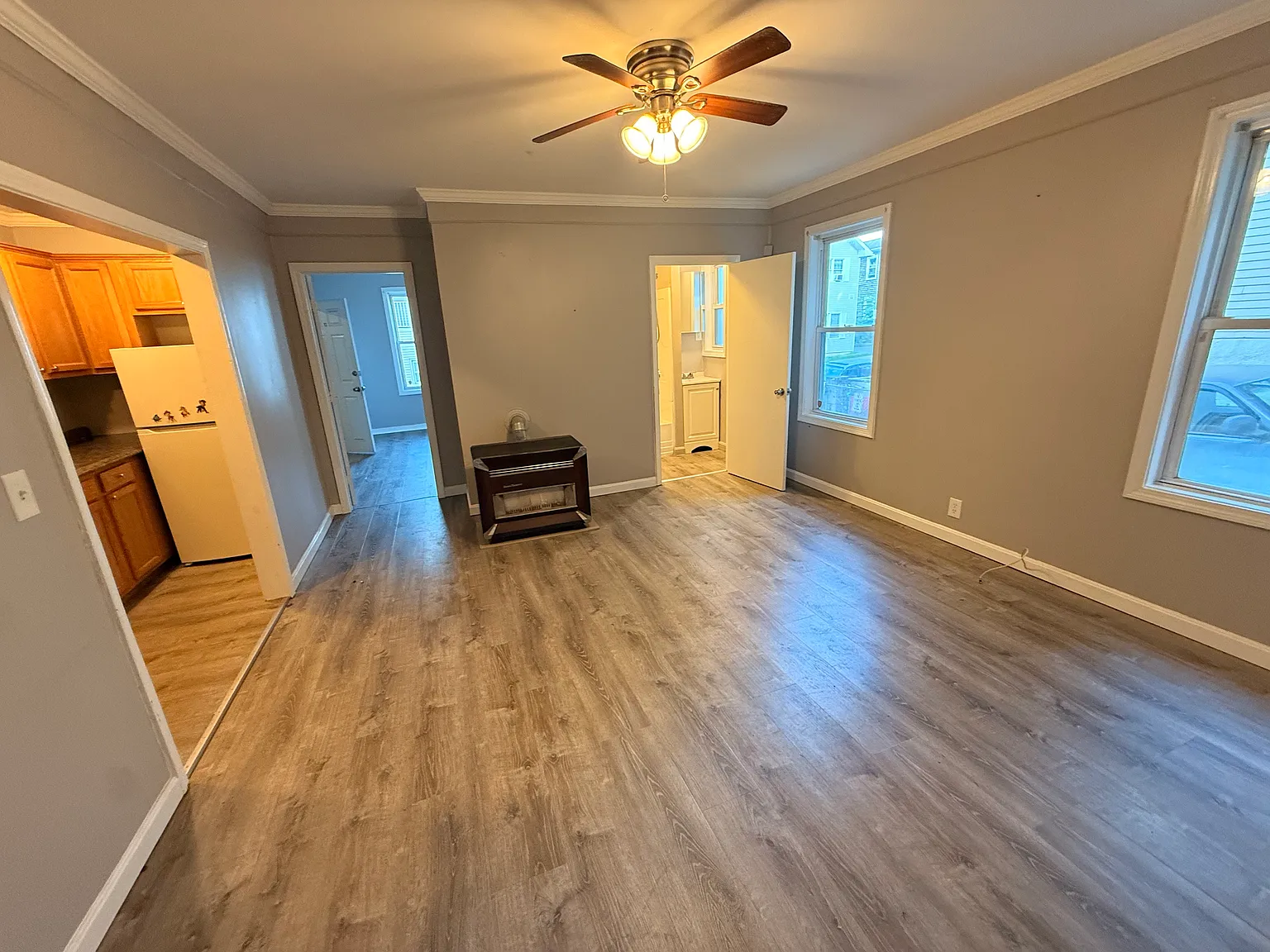 3 bed, 820 sqft, $2,100 — Photo 4