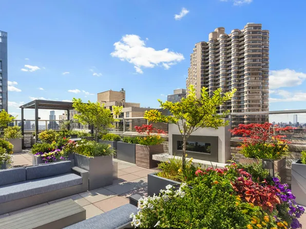 300 East 40th Street image 14 of 16