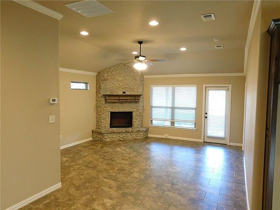 4th image of 1319 Lauren Ln