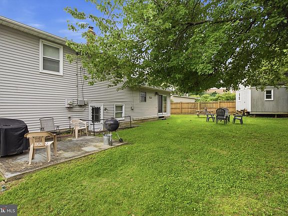 5th image of 208 Devon Ct
