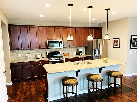 Kitchen, can fit 4 stools