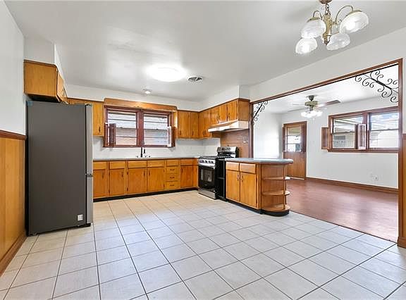4th image of 1129 Aurora Ave