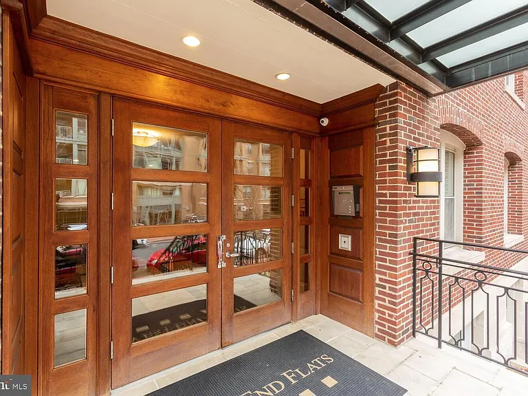 1121 24th St NW #307 — Photo 3