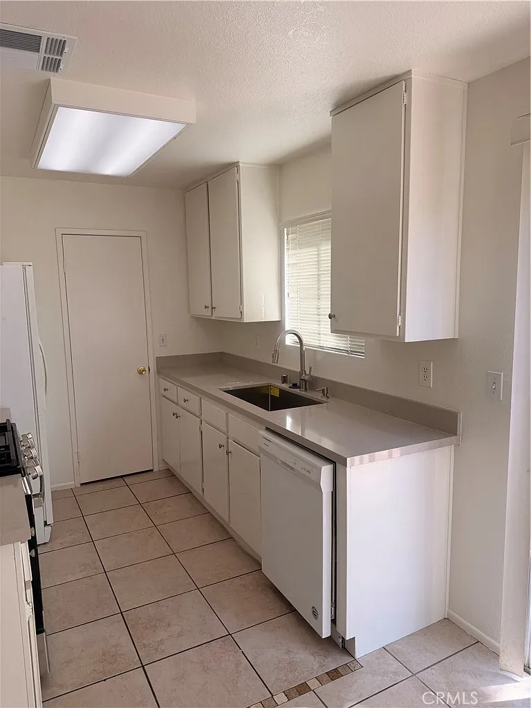 3 bed, 2.5 bath, 1200 sqft, $2,700 — Photo 3