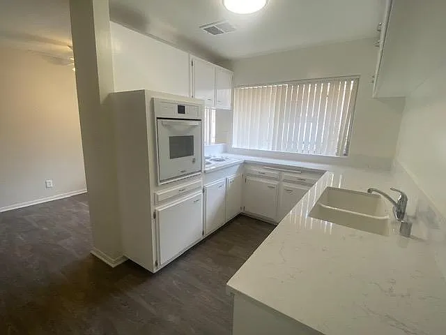 633 E Foothill Blvd — Photo 9