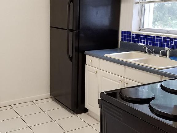4th image of 2850 SW 18th St #B