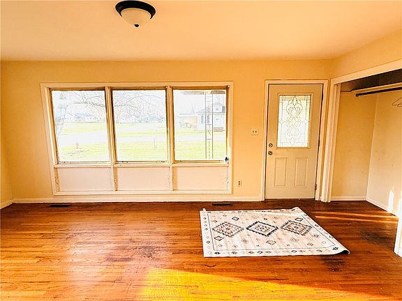 5th image of 502 W Elm St
