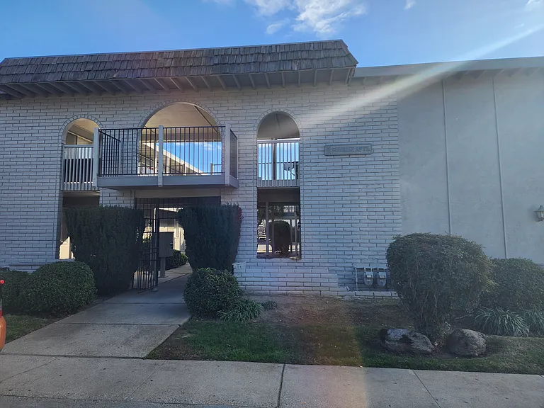 480 Lynn Way #10 — Photo 2