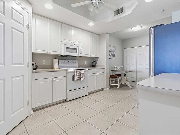 8921 Lake Dr #504 — Photo 7