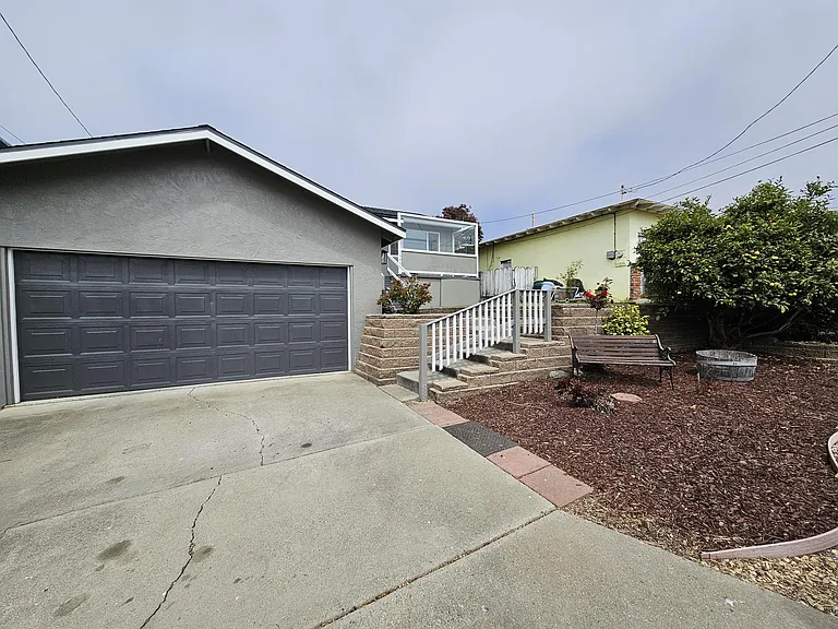 1348 Prescott Dr — Photo 2