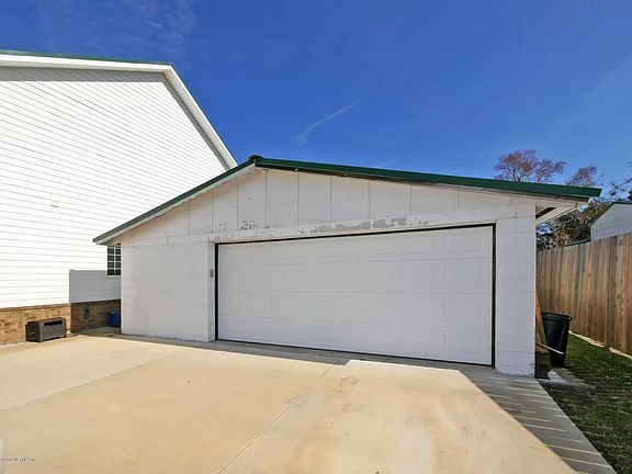 4th image of 1627 Brier Way E