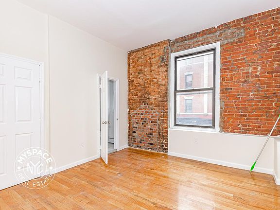 5th image of 941 Willoughby Ave #3