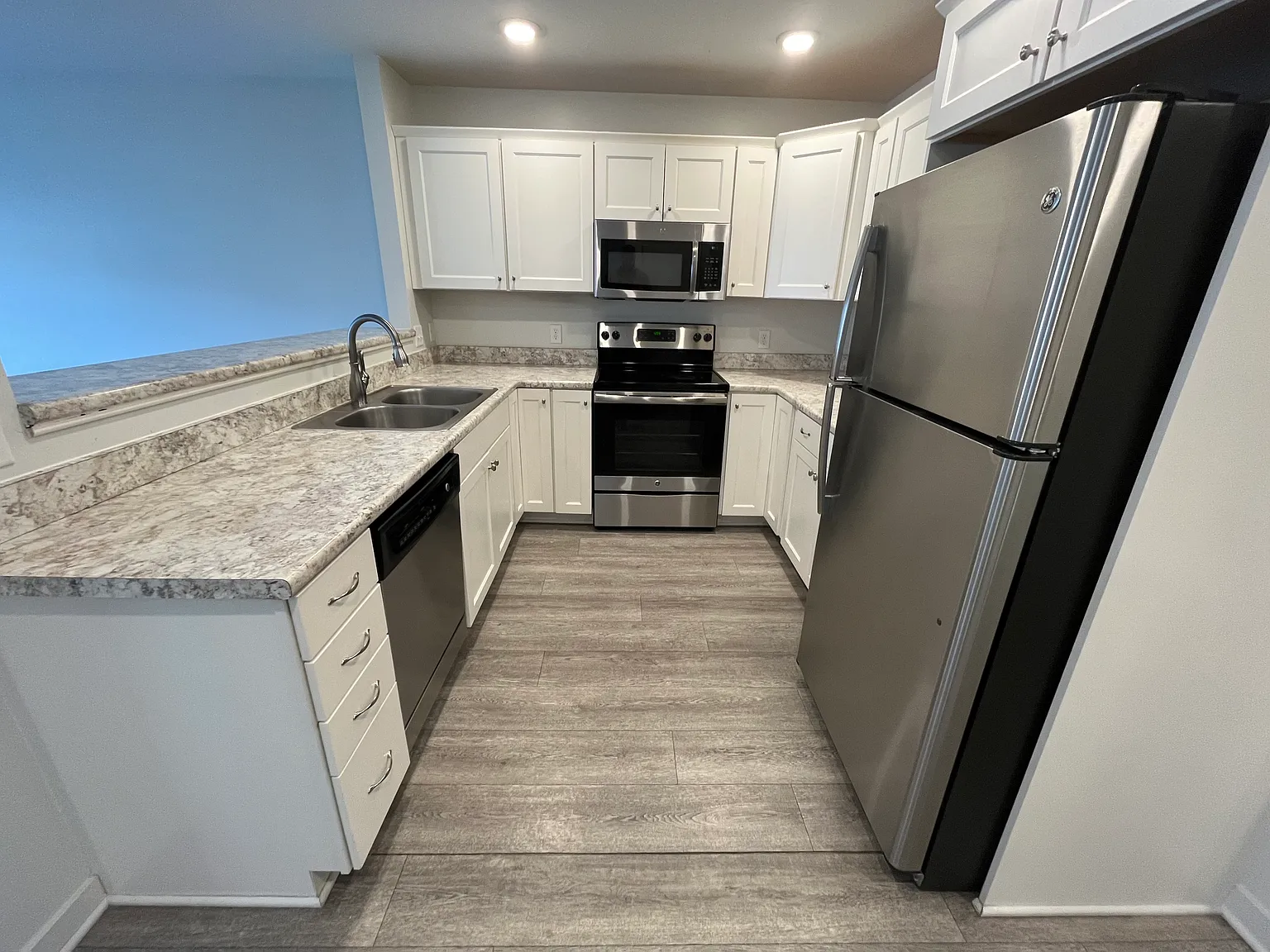 3 bed, 2.5 bath, 1833 sqft, $2,498 — Photo 2