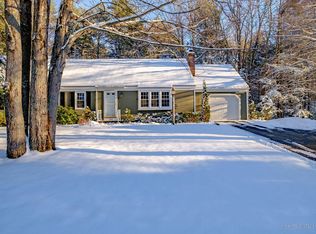 37 Applegate Ln, Falmouth, ME 04105