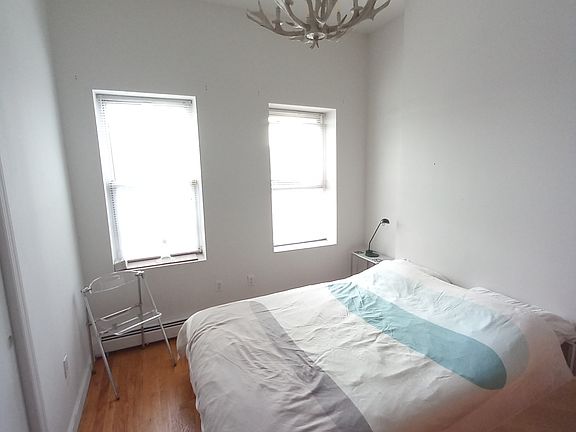 4th image of 59 Saint Pauls Ave APT 4R