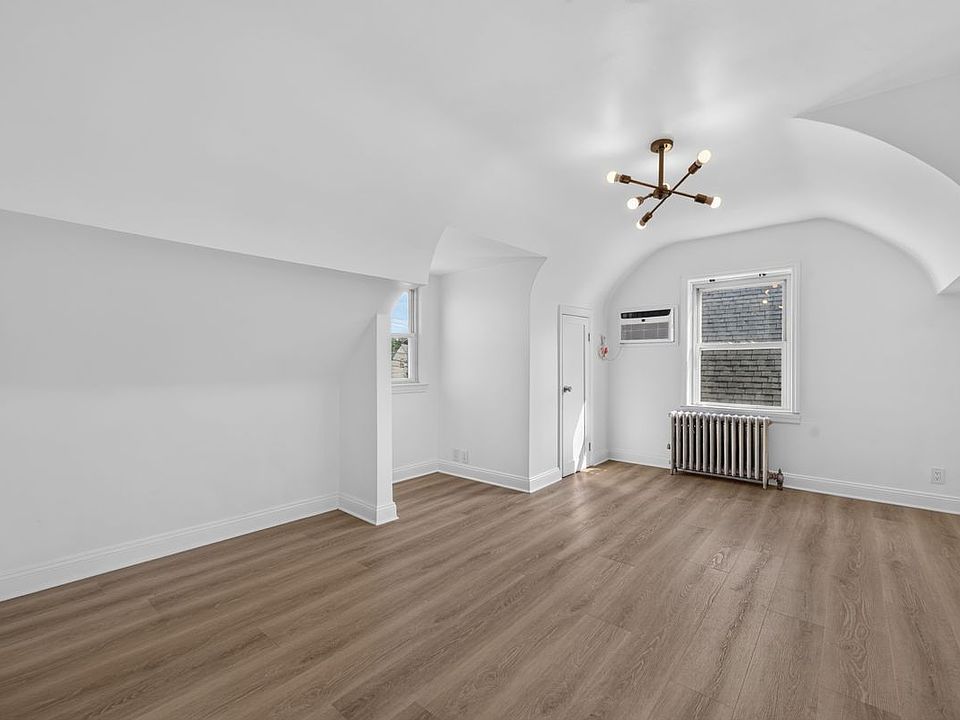 1st image of 69 Bank St Floor 2