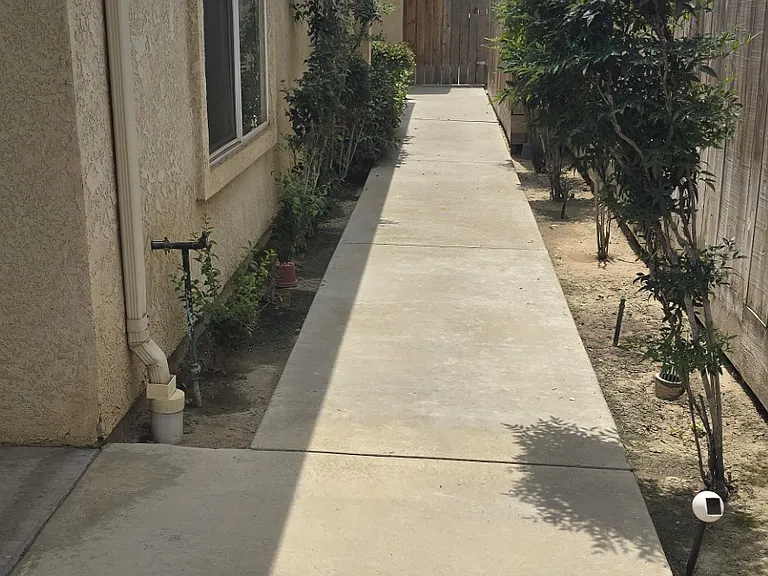 741 E King Ave #B — Photo 2