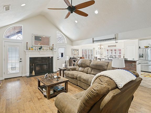 5th image of 101 Shady Valley Cir