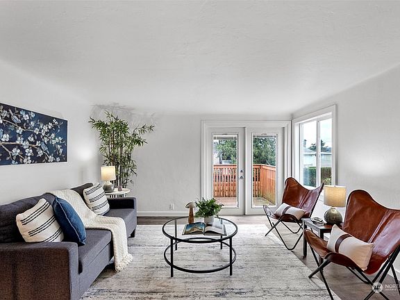 4th image of 1136 Evans Avenue W