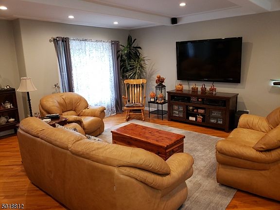 4th image of 100 Chestnut Dr