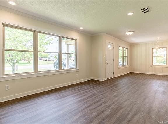 5th image of 3149 N Lookout St